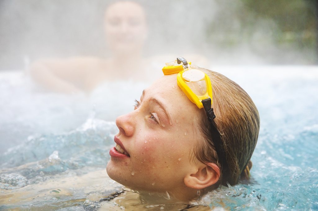 Flicka /ungdom i bubbelpool